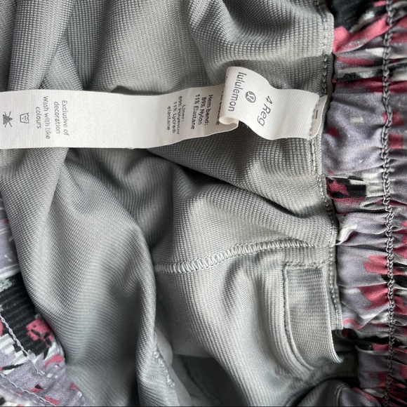 Lululemon Hotty hot short ll 2.5” floral flux grey size 4 - Picture 6 of 7